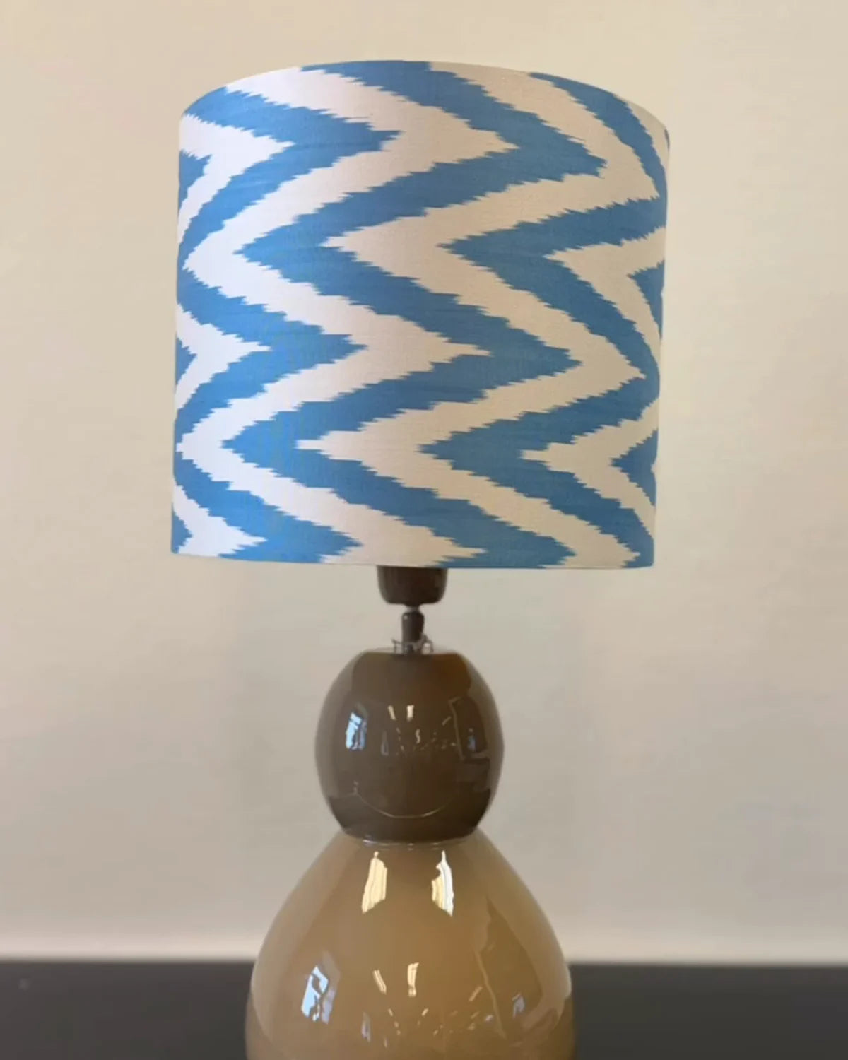 Blue Ikat Taupe – blauwe tafellamp