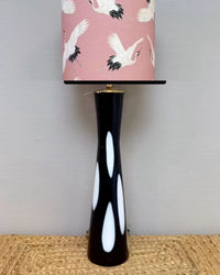 Crane Noir – roze kraanvogel tafellamp